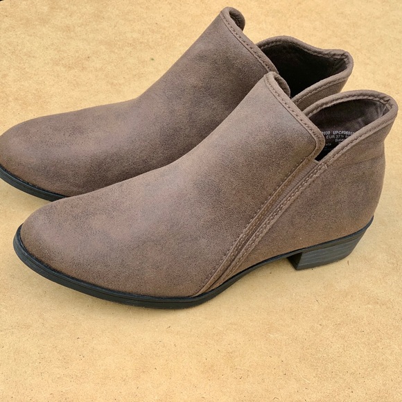 Women's Time and Tru Bootie Ankle Brown Boot New - Picture 9 of 11